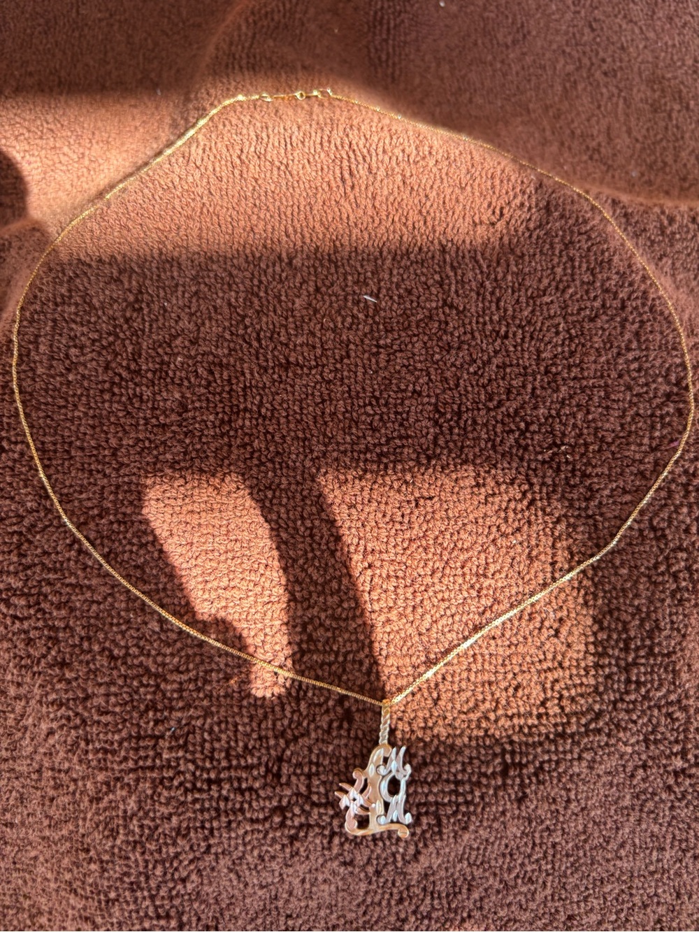 Solid 14K Yellow Gold Chain & Pendant. Total weight 2.94g